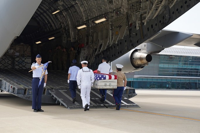 Vietnam hands over remains of American servicemen to US